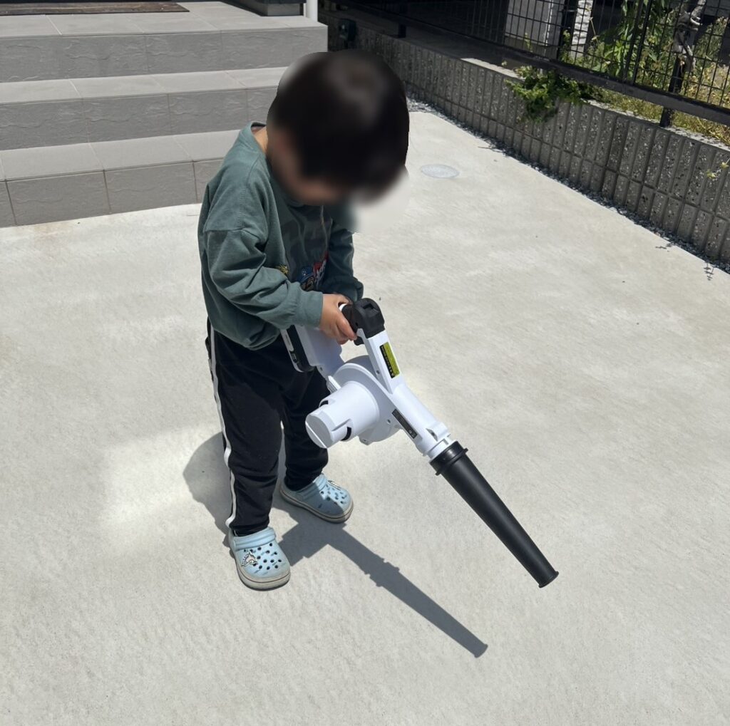 ブロワーを持つ小さな子供の画像