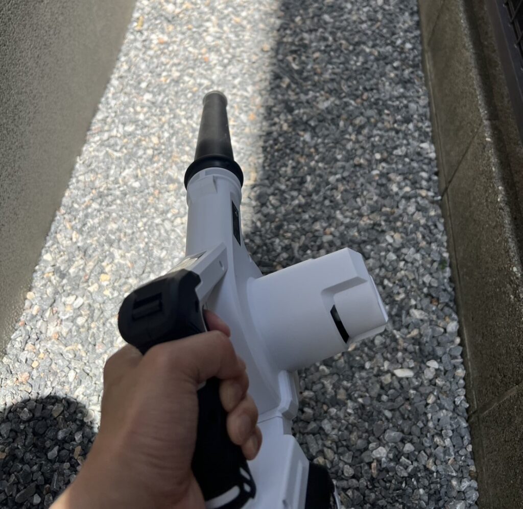 ブロワーを砂利に向けている画像
